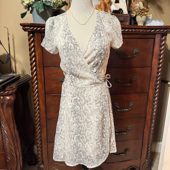 🎉😀CLEARANCE SALE😀🎉ABERCROMBIE & FITCH Snake Print Mini Wrap Dress Sz. S - Picture 3 of 10